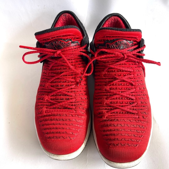Jordan 32 Basketball Shoes. Preowned. Great condition. Size 8M. Black & Red - Picture 2 of 4